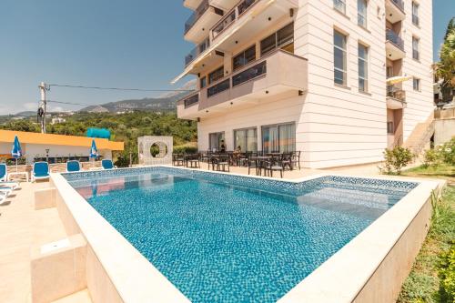 Kolam renang, Lux Hotel M in Bar Kolam renang, Lux Hotel M in Bar