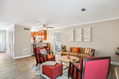 Guestroom, Warm 2-Story Townhome in Smyrna (GA) Guestroom, Warm 2-Story Townhome in Smyrna (GA)