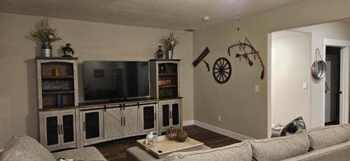 Ruang bersama/area TV, Scenic Charming Country Chic Vacation Rental in Payson Ruang bersama/area TV, Scenic Charming Country Chic Vacation Rental in Payson