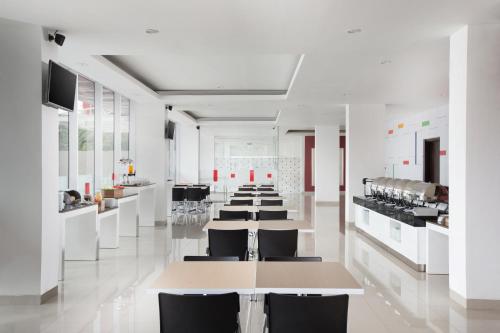 ห้องอาหาร, โรงแรมอมาริส จิตรา รายา - ตังเกรัง (Amaris Hotel Citra Raya – Tangerang) in จิกูปา ห้องอาหาร, โรงแรมอมาริส จิตรา รายา - ตังเกรัง (Amaris Hotel Citra Raya – Tangerang) in จิกูปา