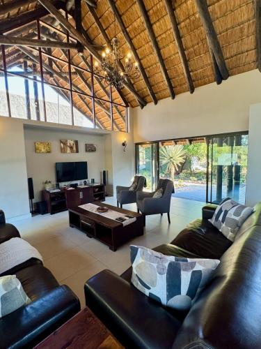 صالة مشتركة/ منطقة التلفزيون, Pangolin Game Lodge - Self Catering, incl 2 game drives per day in مالهاجامي صالة مشتركة/ منطقة التلفزيون, Pangolin Game Lodge - Self Catering, incl 2 game drives per day in مالهاجامي