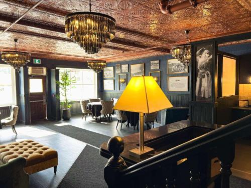 ردهة, Midnight Sun, a Coast Hotel in Dawson City ردهة, Midnight Sun, a Coast Hotel in Dawson City