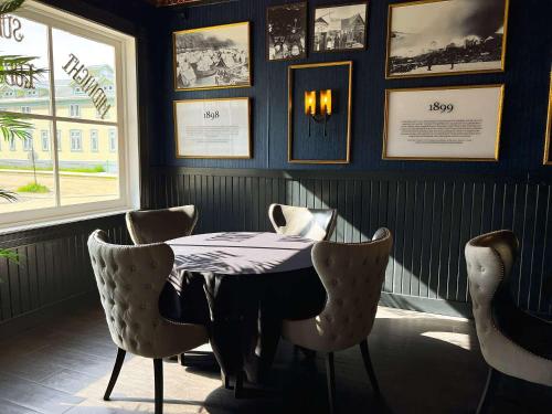 ردهة, Midnight Sun, a Coast Hotel in Dawson City ردهة, Midnight Sun, a Coast Hotel in Dawson City