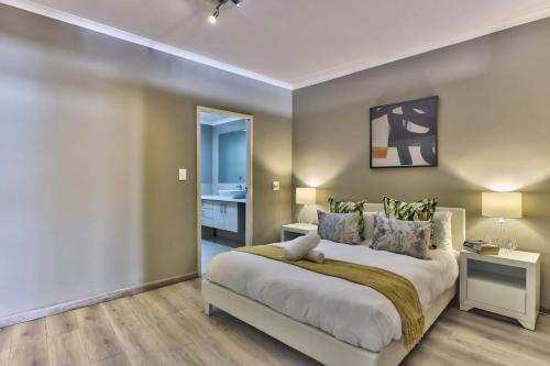 Central Couples home! 24 hour Security Parking