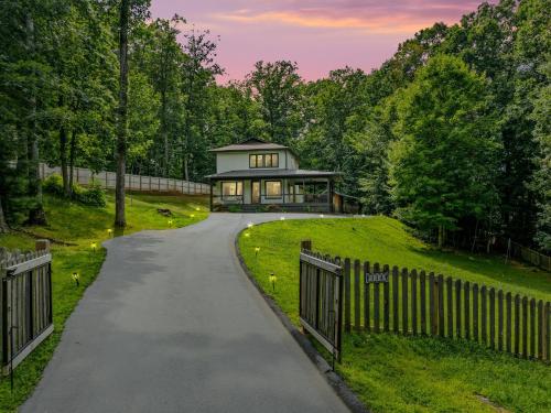 Near Asheville Hot Tub Fire Pit BBQ Sleeps 10 in Mills River (NC) Near Asheville Hot Tub Fire Pit BBQ Sleeps 10 in Mills River (NC)