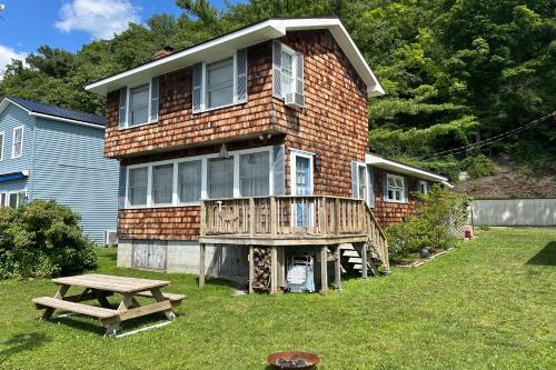 Canandaigua Lakefront Gem with Dock and Boat Slip in 那不勒斯 (NY) Canandaigua Lakefront Gem with Dock and Boat Slip in 那不勒斯 (NY)