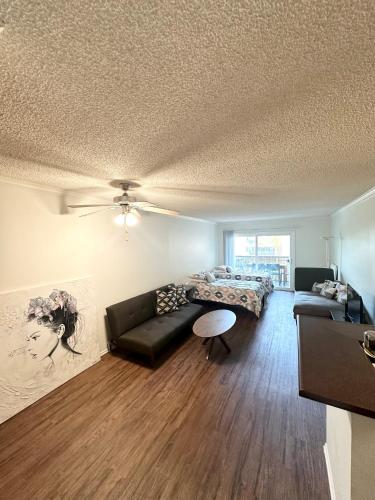 4 Beds Home In Newport Beach With Heated Jacuzzi, Pool, AC, Gym And Pickleball Courts in 紐波特比奇市中心 4 Beds Home In Newport Beach With Heated Jacuzzi, Pool, AC, Gym And Pickleball Courts in 紐波特比奇市中心