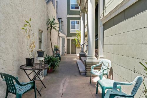 Super Convenient 1br City Pad With Garage Parking near 16 Avenue Tiled Steps Super Convenient 1br City Pad With Garage Parking near 16 Avenue Tiled Steps