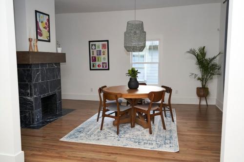 Modern & Spacious Home Near Downtown Atlanta in Cascade Road Modern & Spacious Home Near Downtown Atlanta in Cascade Road