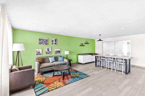 大堂, WoodSpring Suites South Houston Hobby in 南休斯頓 大堂, WoodSpring Suites South Houston Hobby in 南休斯頓
