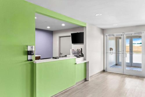 Lobby, WoodSpring Suites South Houston Hobby in South Houston Lobby, WoodSpring Suites South Houston Hobby in South Houston