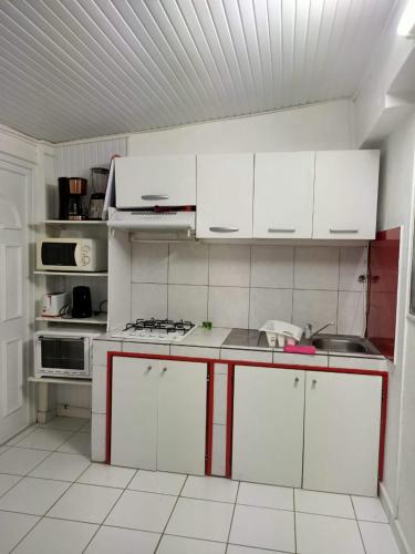 кухня, Appartement charmant à Sainte-Anne, 70 m², avec piscine (Appartement charmant a Sainte-Anne, 70 m², avec piscine) in Сен Ан кухня, Appartement charmant à Sainte-Anne, 70 m², avec piscine (Appartement charmant a Sainte-Anne, 70 m², avec piscine) in Сен Ан