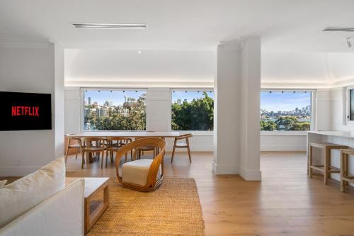 Közös társalgó / TV, 3BR Entire Lvl Penthouse with Views Darling Point in Darling Point Közös társalgó / TV, 3BR Entire Lvl Penthouse with Views Darling Point in Darling Point