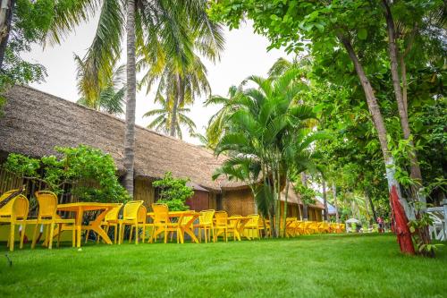 Tamarind Tree Way Side Amenities in Hospet Tamarind Tree Way Side Amenities in Hospet