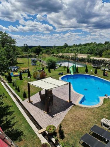 Piscină, Casa din povesti in Aninișu de Vale Piscină, Casa din povesti in Aninișu de Vale