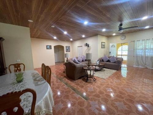 Boston Bay, Portland Cozy Corner in Drapers Boston Bay, Portland Cozy Corner in Drapers