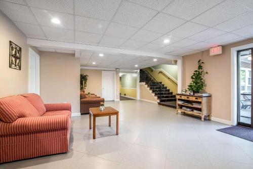 Лобби, Econo Lodge Inn & Suites Tilton in Тилтон Лобби, Econo Lodge Inn & Suites Tilton in Тилтон
