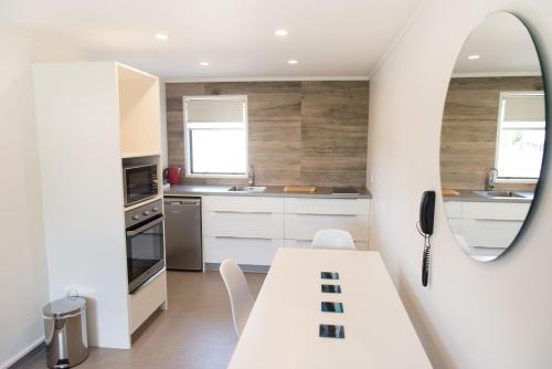 Kitchen, Aria on Bank Motel in North Dunedin Kitchen, Aria on Bank Motel in North Dunedin