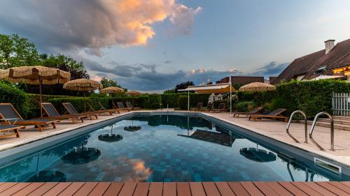 Úszómedence, Logis Hostellerie D'Aussois in Semur-en-Auxois Úszómedence, Logis Hostellerie D'Aussois in Semur-en-Auxois