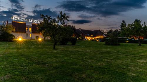 A szálláshely kívülről, Logis Hostellerie D'Aussois in Semur-en-Auxois A szálláshely kívülről, Logis Hostellerie D'Aussois in Semur-en-Auxois