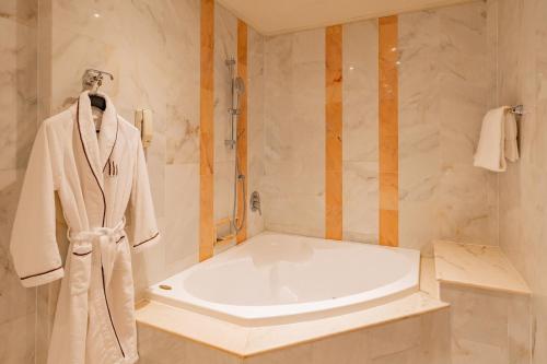 Bathroom, Hotel Internazionale in Bologna Bathroom, Hotel Internazionale in Bologna