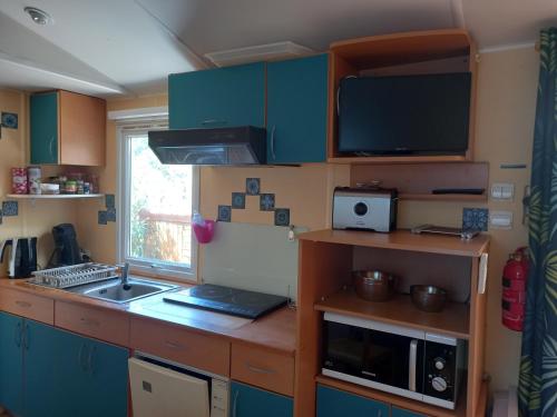 Kitchen, Mobil Home climatise avec terrasse dans camping l'Escale, calme a 900m de la plage in Agde Kitchen, Mobil Home climatise avec terrasse dans camping l'Escale, calme a 900m de la plage in Agde