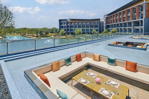 Bar/lounge, Hilton Shanghai Fengxian in Fengxian and Jinshan Resort Bar/lounge, Hilton Shanghai Fengxian in Fengxian and Jinshan Resort