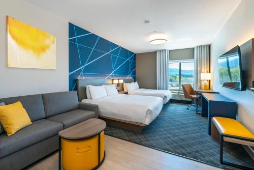 Comfort Suites in Kelowna (BC) Comfort Suites in Kelowna (BC)