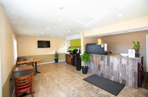 大堂, 高速公路樞紐經濟型酒店 (Budget Inn Expressway Hub) in 羅內特帕克(CA) 大堂, 高速公路樞紐經濟型酒店 (Budget Inn Expressway Hub) in 羅內特帕克(CA)