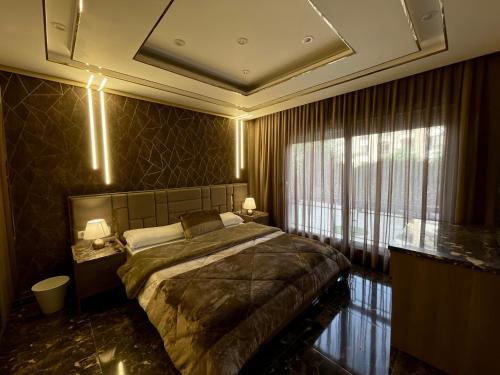 Direct on the Pool 3BR Luxury Apartment