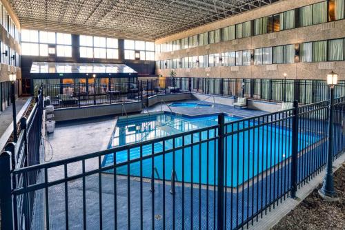 Úszómedence, Sandman Hotel Penticton in Penticton City Center Úszómedence, Sandman Hotel Penticton in Penticton City Center