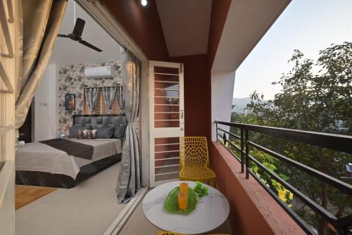 Balcony/terrace, EMPYREAN STAY ll 2BHK II LUCIFER VILLA ll PRIVATE POOL II near Karla Caves Balcony/terrace, EMPYREAN STAY ll 2BHK II LUCIFER VILLA ll PRIVATE POOL II near Karla Caves