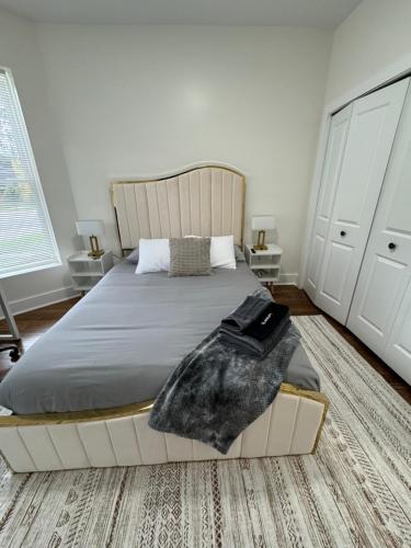 Chic Euro City Getaway- Close to Downtown