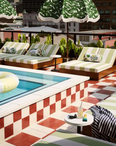 Úszómedence, Memoir Warehouse District near Audubon Aquarium of the Americas Úszómedence, Memoir Warehouse District near Audubon Aquarium of the Americas