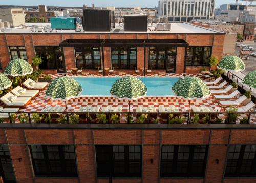 Úszómedence, Memoir Warehouse District near Audubon Aquarium of the Americas Úszómedence, Memoir Warehouse District near Audubon Aquarium of the Americas