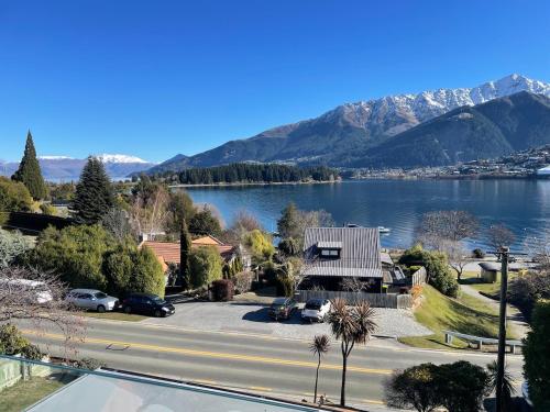 Lakehouse - Water taxi to Queenstown! in Kelvin Heights Lakehouse - Water taxi to Queenstown! in Kelvin Heights