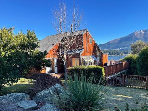 Lakehouse - Water taxi to Queenstown! in Kelvin Heights Lakehouse - Water taxi to Queenstown! in Kelvin Heights