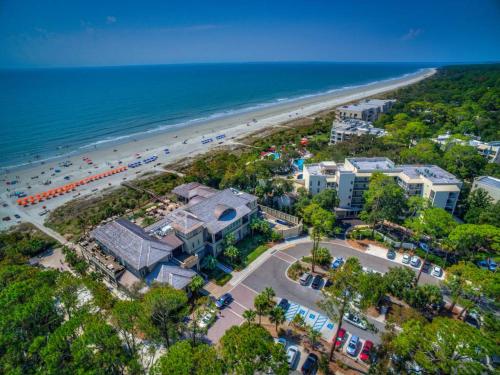 Updated Luxury 3 BR 3 BA Townhome in Sea Pines near Harbourtown Sleeps 8 Community Pool Pet Friendly in Harbour Town Updated Luxury 3 BR 3 BA Townhome in Sea Pines near Harbourtown Sleeps 8 Community Pool Pet Friendly in Harbour Town