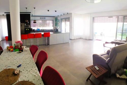 Stunning 5-bed villa, with pool and large garden in South Tel Alviv Stunning 5-bed villa, with pool and large garden in South Tel Alviv