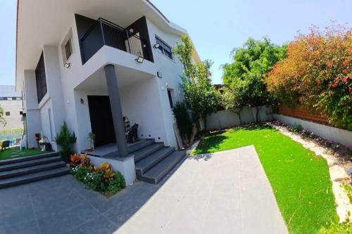 Stunning 5-bed villa, with pool and large garden in South Tel Alviv Stunning 5-bed villa, with pool and large garden in South Tel Alviv