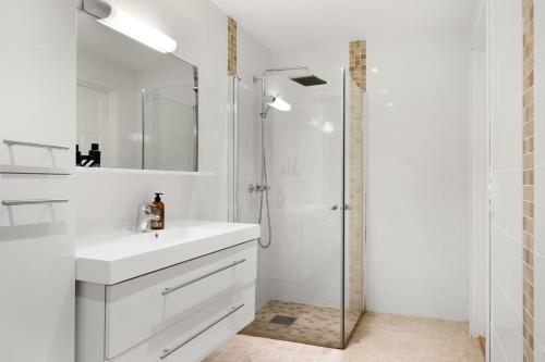 Ducha, En perle på Gjøvik, nær populær strand ved Mjøsa (En perle pa Gjøvik, nær populær strand ved Mjøsa) in Gjovik Ducha, En perle på Gjøvik, nær populær strand ved Mjøsa (En perle pa Gjøvik, nær populær strand ved Mjøsa) in Gjovik