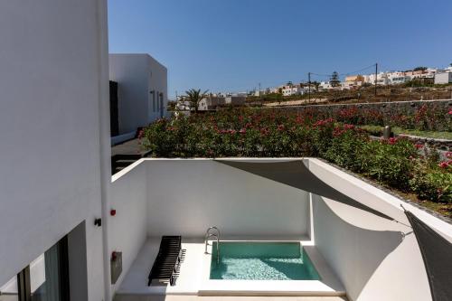 Zwembad, Cresanto Luxury Suites in Imerovigli Zwembad, Cresanto Luxury Suites in Imerovigli