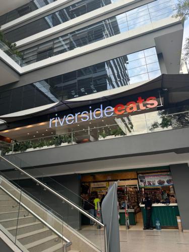 Riverside lux 2bedroom with Skyline views