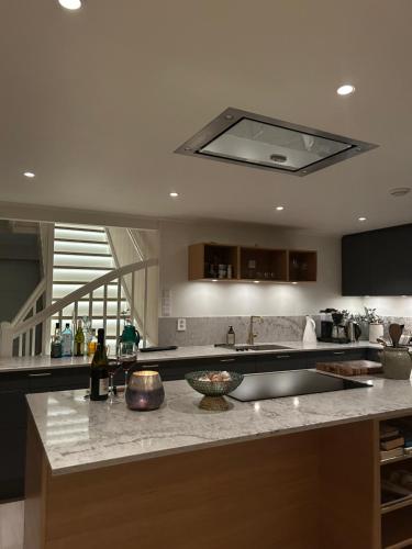 Handelsmannens hus ved Otnesbrygga, Valsøyfjord in Valsoyfjord Handelsmannens hus ved Otnesbrygga, Valsøyfjord in Valsoyfjord