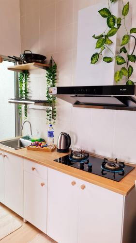 مطبخ, Mimi Cozy Homestay, 3R3B KLCC View with PLAYSTATION 4, NETFLIX, WiFi 6, Pool Table, Home Cinema in Sg Besi مطبخ, Mimi Cozy Homestay, 3R3B KLCC View with PLAYSTATION 4, NETFLIX, WiFi 6, Pool Table, Home Cinema in Sg Besi