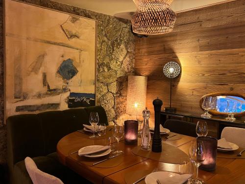 ห้องอาหาร, โรงแรมโอแบร์ฌ แซ็งอูแบร์ (Hotel Auberge Saint Hubert) in วาล อีแซร์ ห้องอาหาร, โรงแรมโอแบร์ฌ แซ็งอูแบร์ (Hotel Auberge Saint Hubert) in วาล อีแซร์