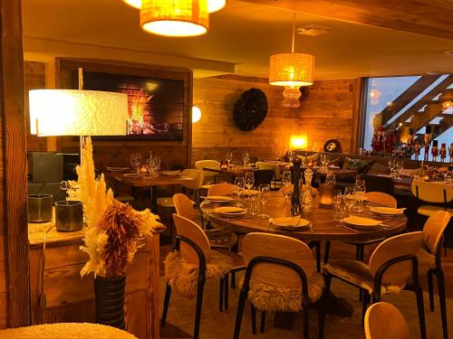 ห้องอาหาร, โรงแรมโอแบร์ฌ แซ็งอูแบร์ (Hotel Auberge Saint Hubert) in วาล อีแซร์ ห้องอาหาร, โรงแรมโอแบร์ฌ แซ็งอูแบร์ (Hotel Auberge Saint Hubert) in วาล อีแซร์
