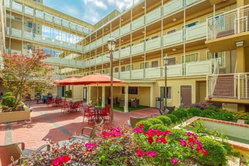 Swimming pool, Inn at the Peachtrees, Ascend Hotel Collection in Atlanta (GA) Swimming pool, Inn at the Peachtrees, Ascend Hotel Collection in Atlanta (GA)