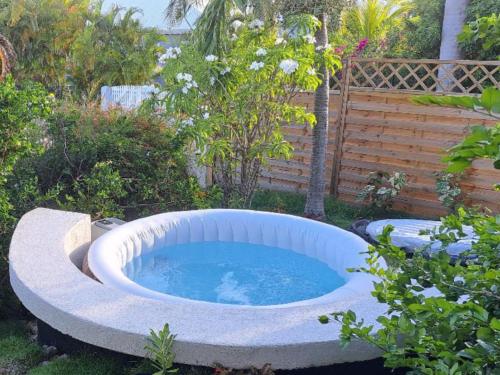 Гореща вана, Studio Ste anne près des spots de surf (Studio Ste anne pres des spots de surf) in Berard Гореща вана, Studio Ste anne près des spots de surf (Studio Ste anne pres des spots de surf) in Berard