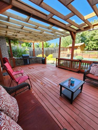 Luxury Villa Inground Heated swimming pool & a Hot Tub in Ingersoll (ON) Luxury Villa Inground Heated swimming pool & a Hot Tub in Ingersoll (ON)